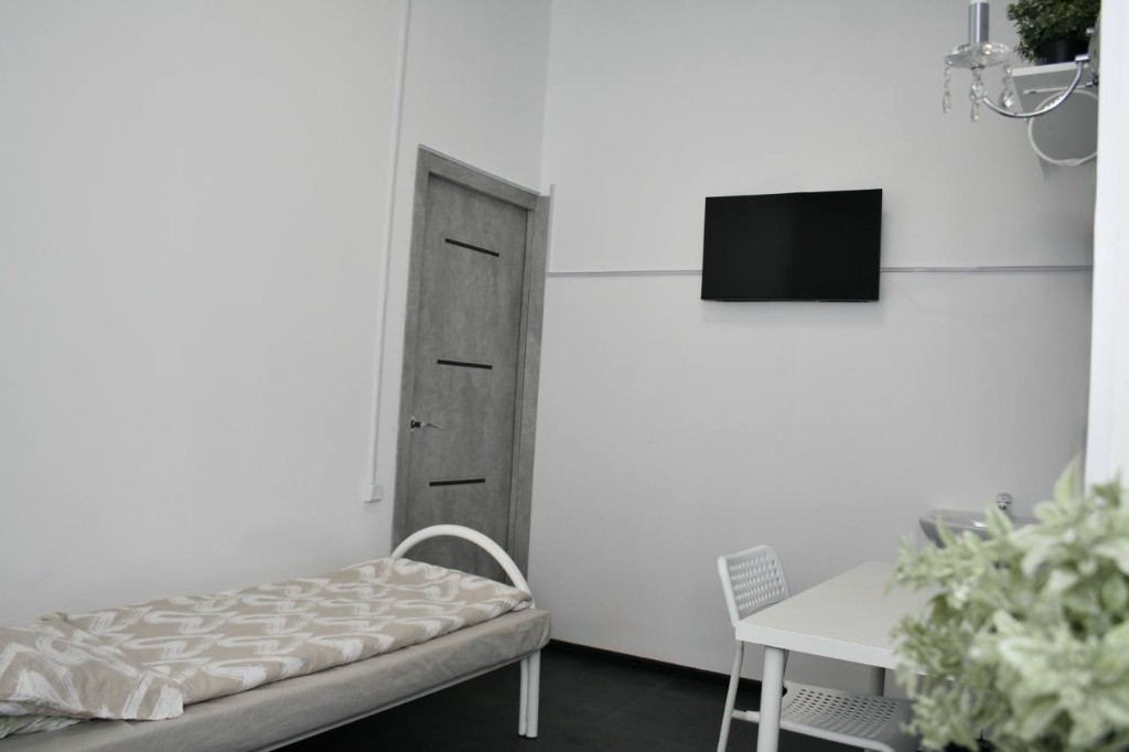 Одноместная палата стационара: кровать, стол, телевизор
